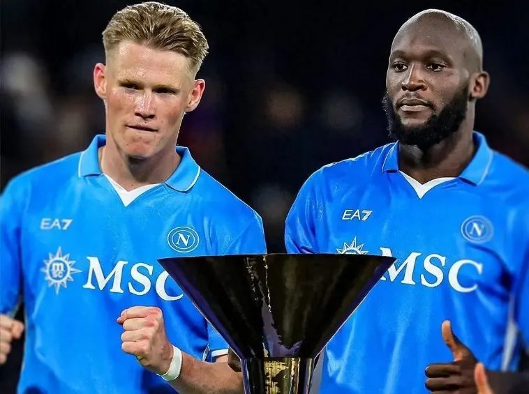 门将奋力扑 门将奋力扑