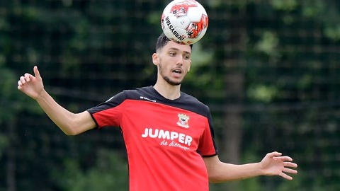 他比以往更 他比以往更