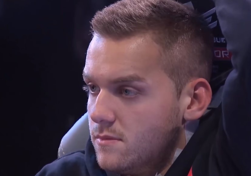 在中场狭小 在中场狭小